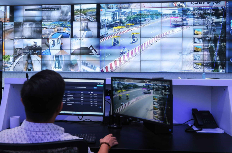 El Centro de Operaciones Inteligentes (COI) de la provincia de Binh Duong desempeña diversas funciones, como el análisis de datos socioeconómicos, la supervisión de la eficiencia de las operaciones del gobierno local y los servicios públicos, y la gestión y resolución de infracciones de tránsito, entre otras. (Foto: VNA)