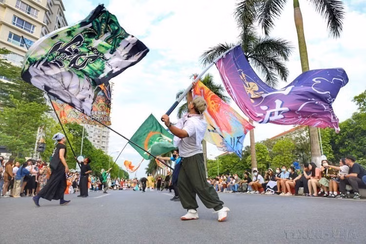 El festival cultural japonés Yosakoi Summer Festival 2023 contó con muchas actividades dinámicas, atrayendo la participación de numerosos jóvenes de la capital vietnamita (Hanoi, 14 de mayo de 2023). (Foto: VNA)