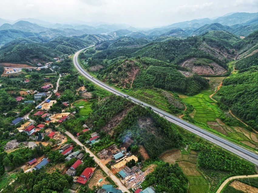 La autopista Noi Bai–Lao Cai, oficialmente puesta en servicio el 21 de septiembre de 2014, se ha convertido en una arteria de transporte clave, contribuyendo a explotar con eficiencia el potencial de desarrollo socioeconómico de las provincias concernientes en particular y de la región del Noroeste en general. (Foto: VNA)