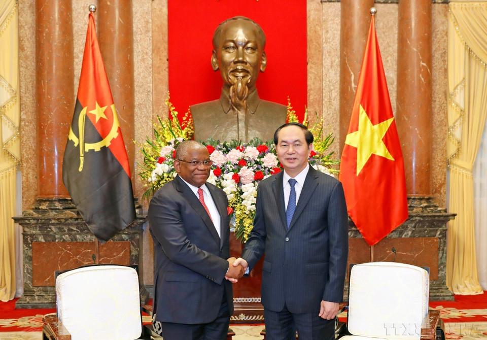 El presidente de Vietnam, Tran Dai Quang, recibe al ministro de Relaciones Exteriores de Angola, Georges Rebelo Pinto Chikoti, durante su visita oficial a la nación asiática (25 de abril de 2017). (Foto: VNA)