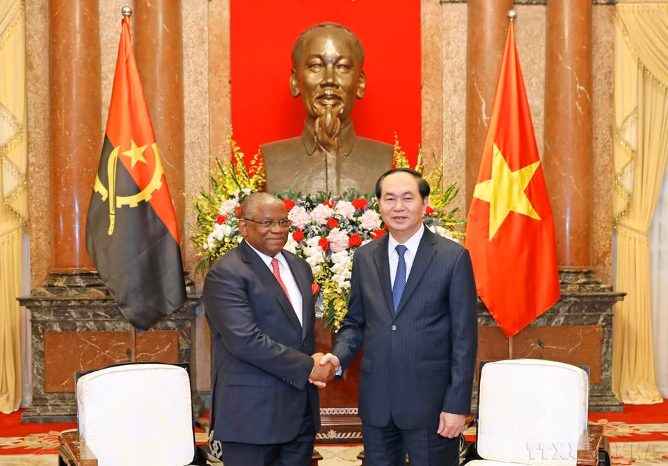 El presidente de Vietnam, Tran Dai Quang, recibe al ministro de Relaciones Exteriores de Angola, Georges Rebelo Pinto Chikoti, durante su visita oficial a la nación asiática (25 de abril de 2017). (Foto: VNA)