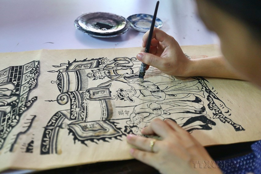 Además de las pinturas impresas manuales, las de gran formato también se pintan a mano. La creación de pinturas Dong Ho no es solo responsabilidad de los artesanos, sino que suele ser el resultado colectivo del pueblo entero y de varias generaciones de pintores. (Foto: VNA)