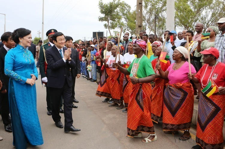 El presidente de Vietnam, Truong Tan Sang, y su esposa se reúnen con los pobladores de Maputo durante su visita de Estado a Mozambique (Maputo, 12 de marzo de 2016). (Foto: VNA)