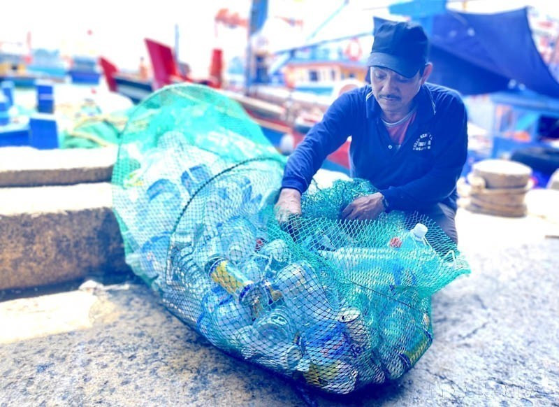 El modelo de "Recolección de residuos plásticos de barcos pesqueros en la costa" ha atraído la participación de 200 embarcaciones de la provincia de Binh Dinh. Esta iniciativa contribuye a reducir la basura plástica oceánica derivada de las actividades pesqueras, gestionar de manera gradual los residuos plásticos marinos, así como promover la economía circular y el desarrollo verde. (Foto: VNA)