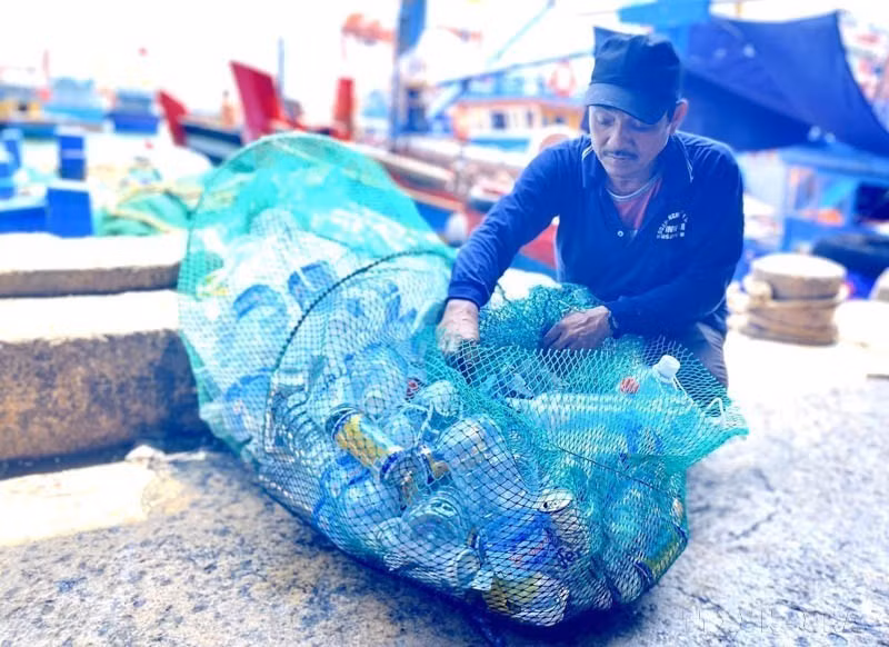 El modelo de "Recolección de residuos plásticos de barcos pesqueros en la costa" ha atraído la participación de 200 embarcaciones de la provincia de Binh Dinh. Esta iniciativa contribuye a reducir la basura plástica oceánica derivada de las actividades pesqueras, gestionar de manera gradual los residuos plásticos marinos, así como promover la economía circular y el desarrollo verde. (Foto: VNA)