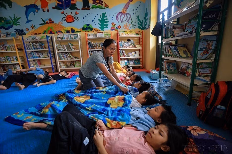 Vietnam trabaja por mejorar la calidad de la población a través de políticas centradas en los derechos humanos de manera humanitaria y práctica. En la foto: Una maestra atiende a los estudiantes en la escuela. (Foto: VNA)