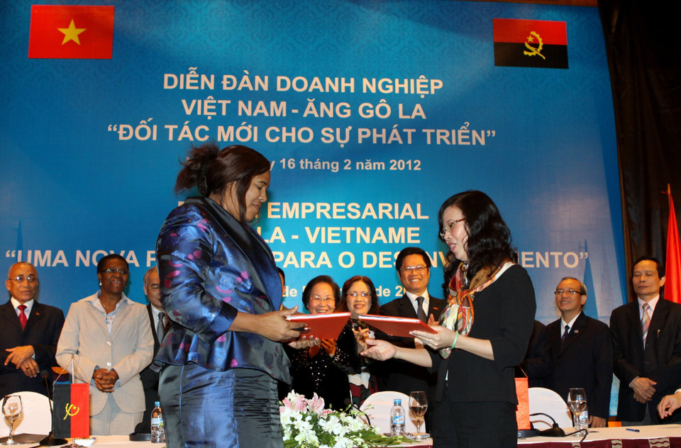 Intercambio de documentos de cooperación en el Foro Empresarial Vietnam-Angola, titulado «Nueva asociación para el desarrollo» (Hanoi, 16 de febrero de 2012). (Foto: VNA)
