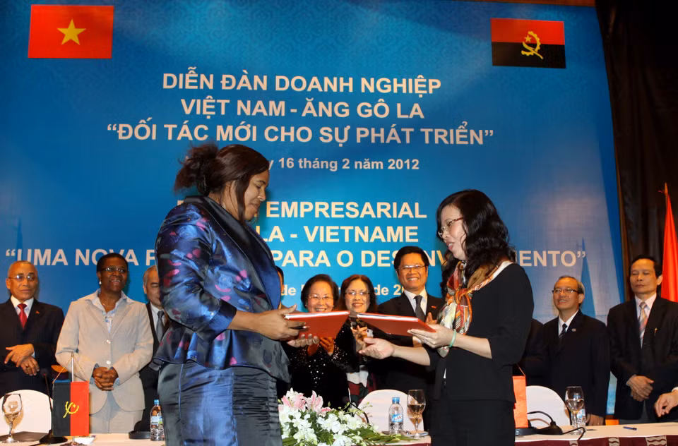 Intercambio de documentos de cooperación en el Foro Empresarial Vietnam-Angola, titulado «Nueva asociación para el desarrollo» (Hanoi, 16 de febrero de 2012). (Foto: VNA)