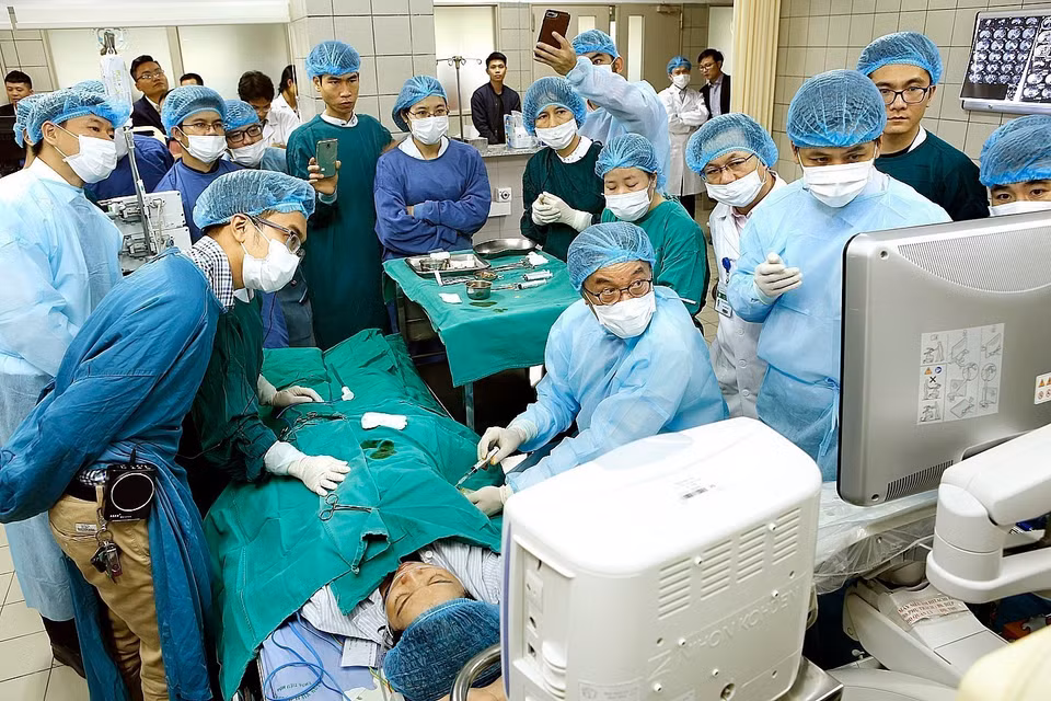 Expertos japoneses transfieren la tecnología de ultrasonido intervencionista (ablación de ondas de alta frecuencia para el cáncer de hígado con agujas Leveen) a los médicos del Hospital Bach Mai (Hanoi, 8 de diciembre de 2018). (Foto: VNA)