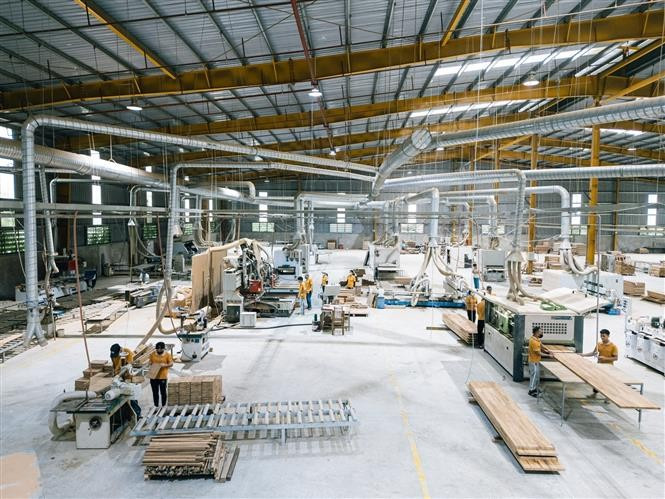 La empresa Bamboo King Vina, ubicada en el clúster industrial Bai Bui, comuna de Linh Son, provincia de Thanh Hoa, invierte en líneas de producción y maquinaria para mejorar su capacidad de procesamiento de productos forestales. (Foto: VNA)