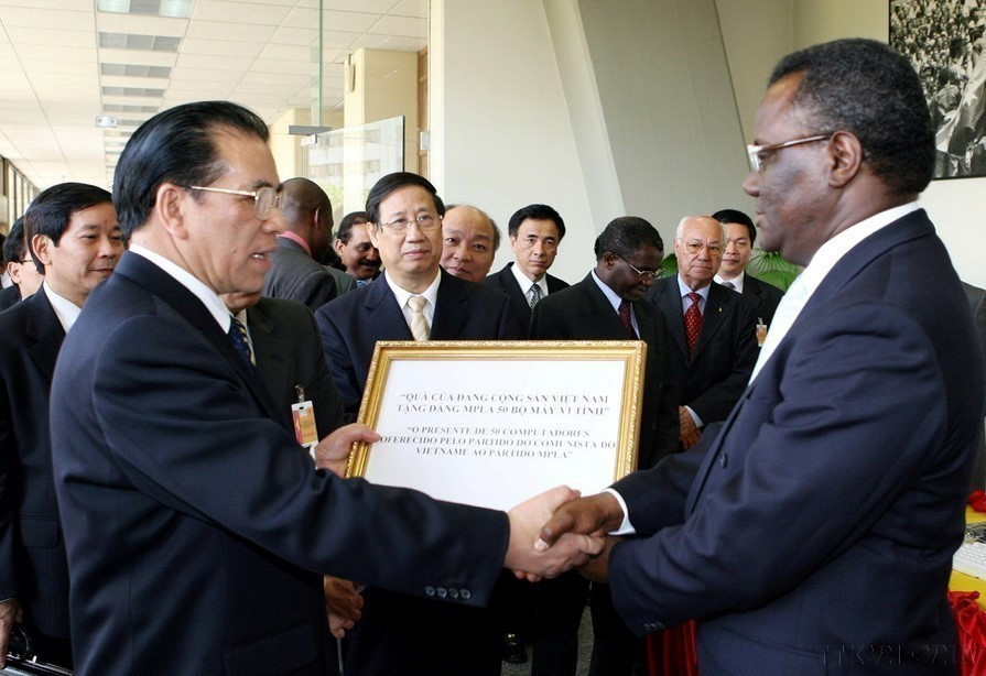 El secretario general del Partido Comunista de Vietnam, Nong Duc Manh, entrega 50 computadoras de la organización política al Movimiento Popular de Liberación de Angola (MPLA) (Luanda, abril de 2008). (Foto: VNA)