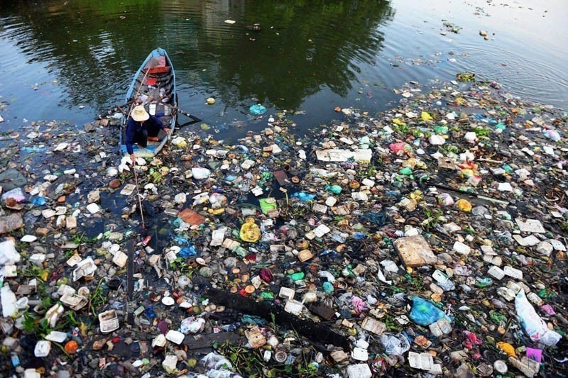 Labores de recolección de residuos plásticos en el canal Hy Vong, distrito de Tan Binh, Ciudad Ho Chi Minh (Foto: VNA)