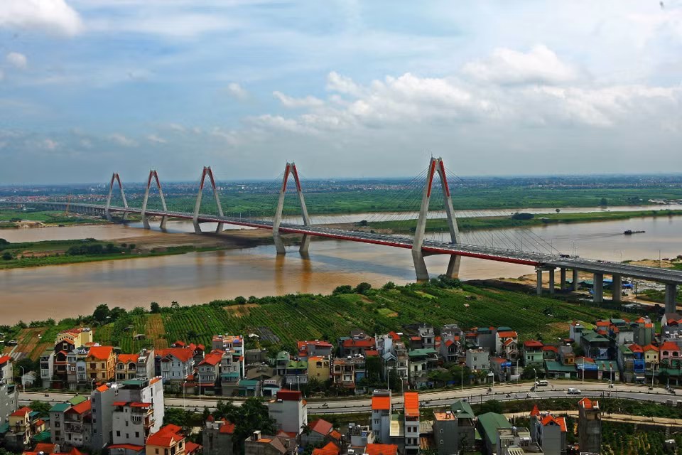 El puente Nhat Tan -el puente atirantado más grande de Vietnam que atraviesa el río Rojo- es un regalo del pueblo japonés con motivo del 60 aniversario de la liberación de la capital Hanoi (10 de octubre de 1954-2014). (Foto: VNA)