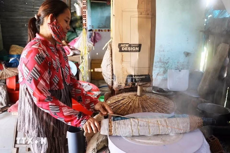 Después de la cocción al vapor, el artesano debe sacar el panqueque de arroz con mucha meticulosidad para que no se rompa. (Foto: VNA)