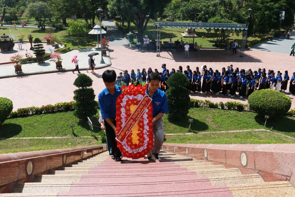 Muchos pobladores y turistas acuden a ofrecer incienso en la Ciudadela antigua de Quang Tri. (Foto: VNA)