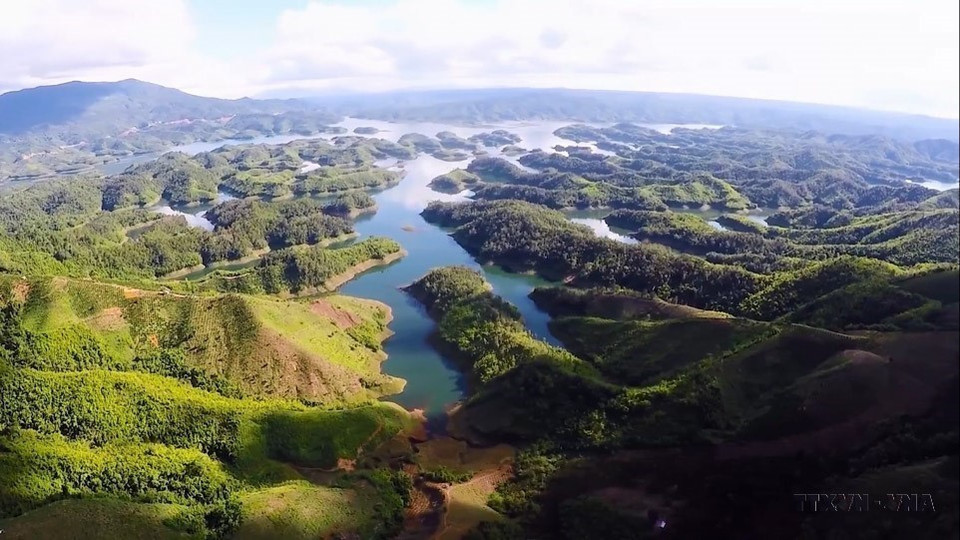 El Parque Nacional Ta Dung es conocido como la "Bahía de Ha Long” de la Altiplanicie Occidental, con el mayor valor de biodiversidad en la provincia de Dak Nong en particular y en la región altiplana en general. El complejo alberga a más de dos mil especies de animales y plantas, muchas de las cuales son raras y están en peligro de extinción. (Foto: VNA)