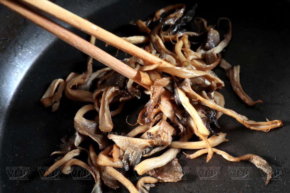 Un plato de fideos celofán negros revueltos con verduras (Foto: VNA)