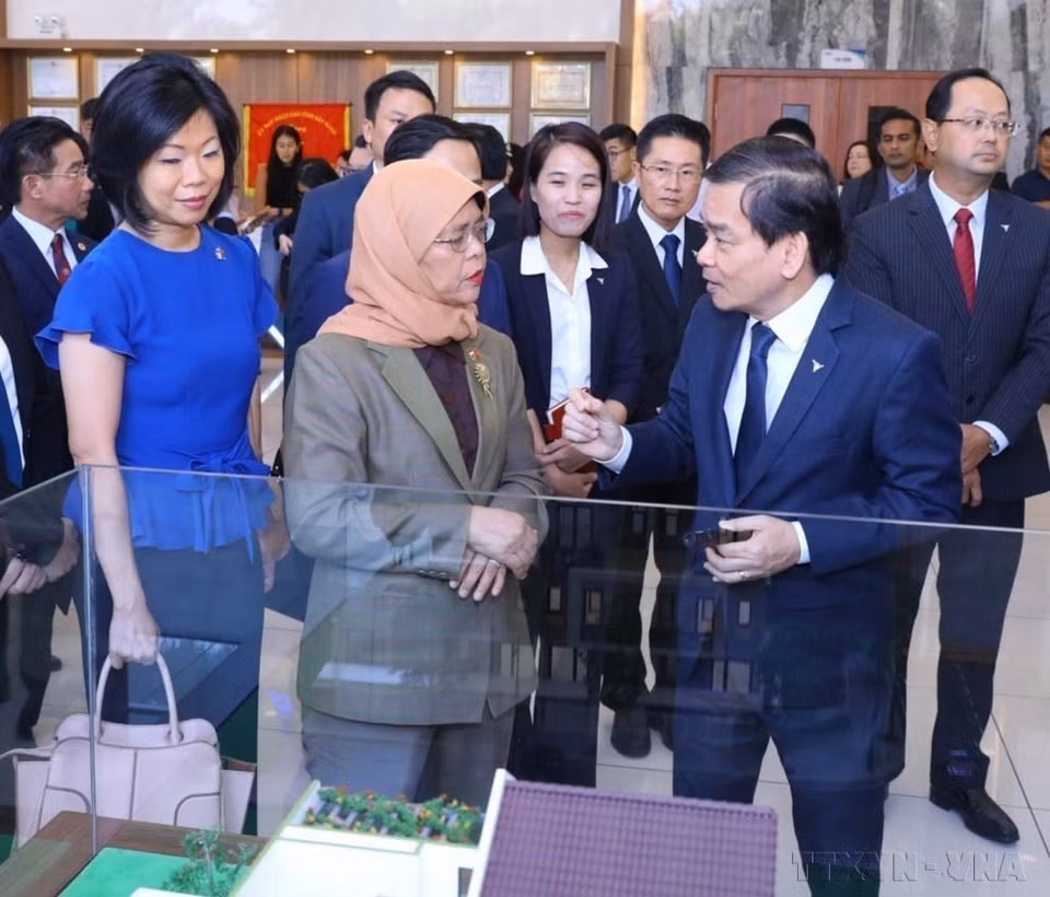 La entonces presidenta de Singapur, Halimah Yacob, visitó el Parque Industrial Vietnam-Singapur (VSIP) en la provincia norteña de Bac Ninh durante su visita de Estado al país indochino (18 de octubre de 2022). (Foto: VNA)