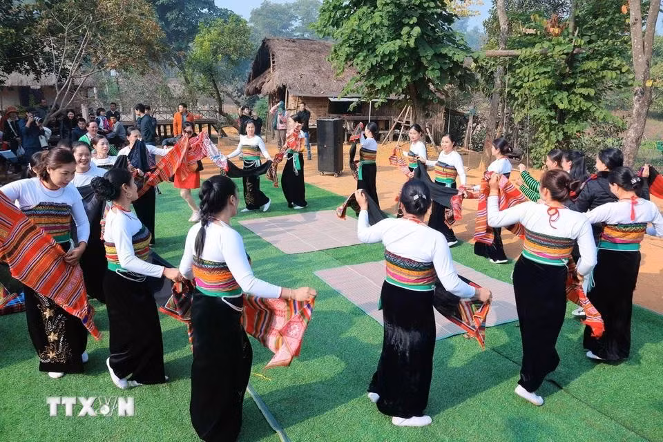 Cuando finaliza la ceremonia, se realizan danzas Xoe, creando una atmósfera alegre, cálida y de unión entre la comunidad. (Foto: VNA)