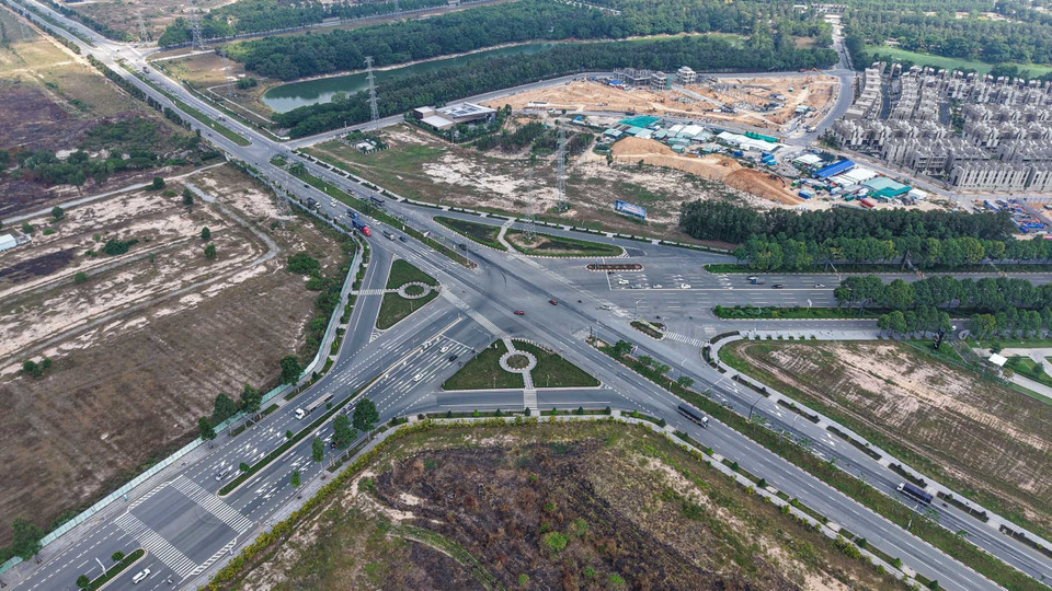 Se están desarrollando varias arterias viales clave para promover el comercio y conectar zonas industriales con estándares internacionales. (Foto: VNA)