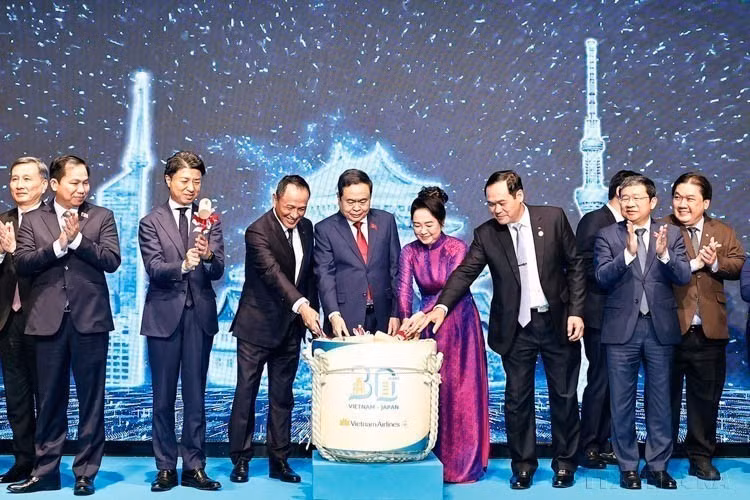 El presidente de la Asamblea Nacional de Vietnam, Tran Thanh Man, y su esposa participaron en la conmemoración del 30 aniversario de la apertura de la ruta aérea directa Vietnam-Japón (Tokio, 6 de diciembre de 2024). (Foto: VNA)