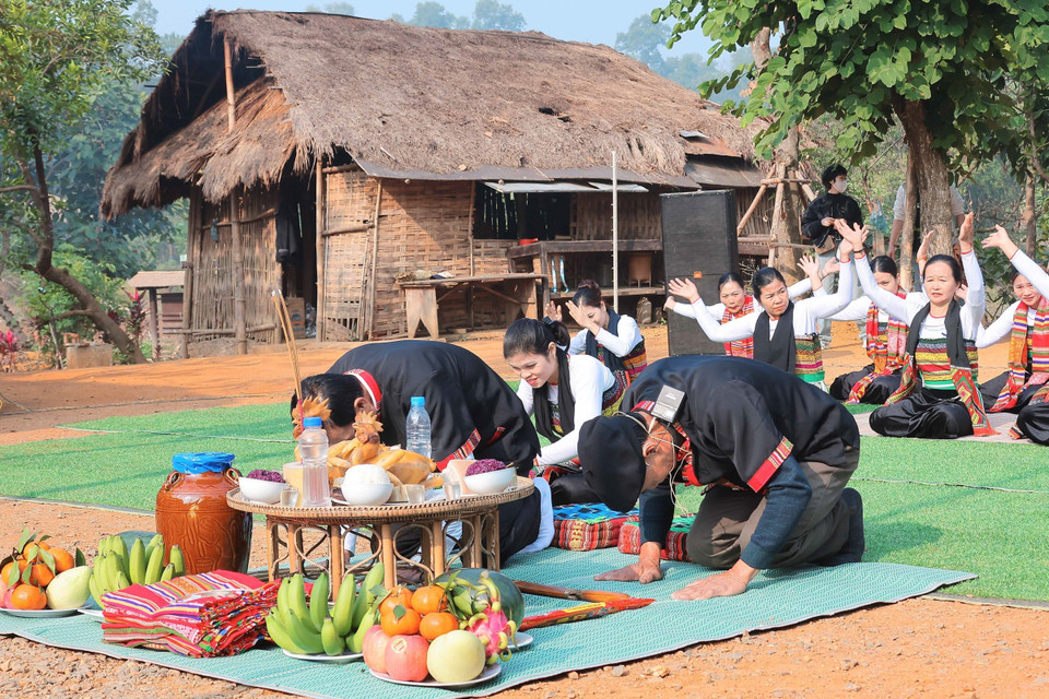 El festival constituye una actividad cultural y espiritual única, una imagen colorida de la vida espiritual del pueblo Thai en Thanh Hoa. (Foto: VNA)