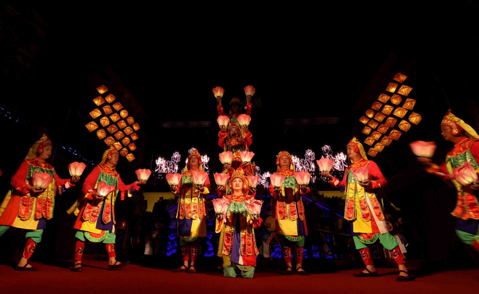 Luc Cung Hoa Dang, originalmente una danza ritual budista, fue adoptada y modificada por el rey Minh Mang, y desde entonces recibió oficialmente este nombre. (Foto: VNA)