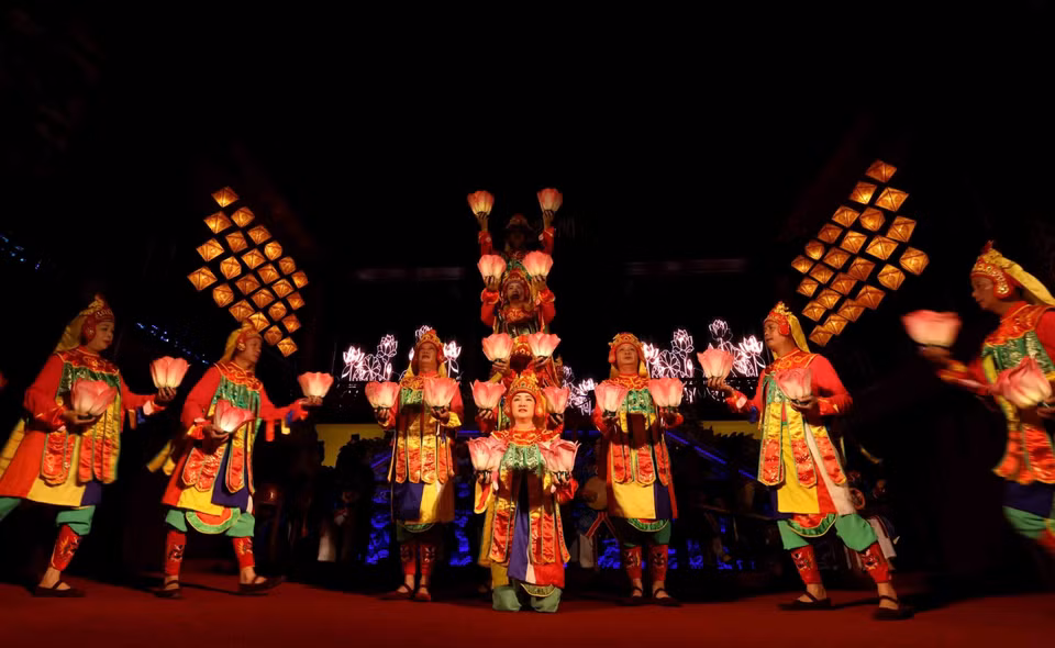 Luc Cung Hoa Dang, originalmente una danza ritual budista, fue adoptada y modificada por el rey Minh Mang, y desde entonces recibió oficialmente este nombre. (Foto: VNA)