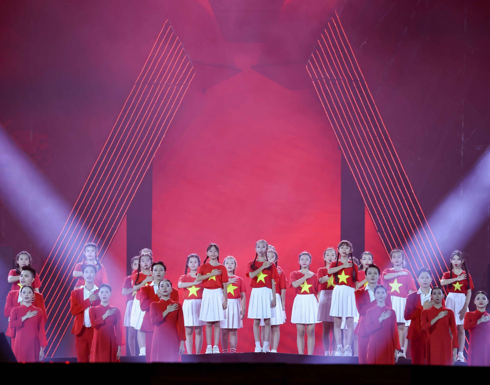 Canto del himno nacional (Foto: VNA)