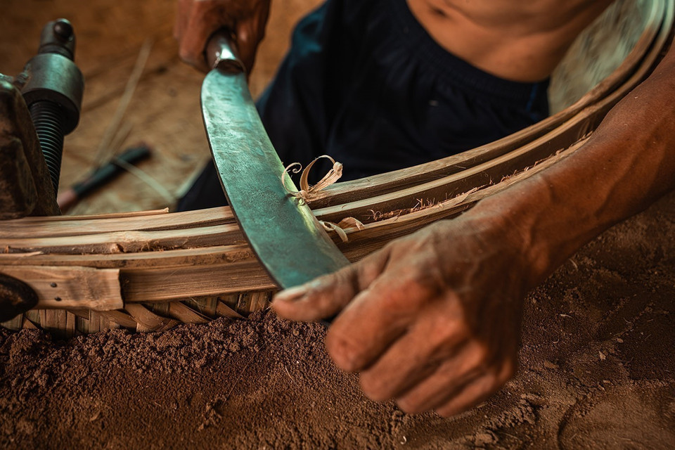 Cada paso del proceso de fabricación se realiza cuidadosamente a mano. (Foto: VNA)