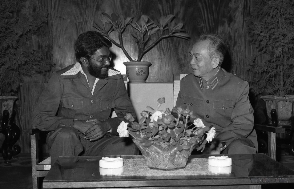 El General Vo Nguyen Giap, viceprimer ministro vietnamita, se reúne con Rogiério Otaca Monteiro, secretario general del partido gobernante Frente de Liberación de Mozambique (FRELIMO) y ministro de Estado, durante la visita de este último a Vietnam (30 de octubre de 1977). (Foto: VNA)