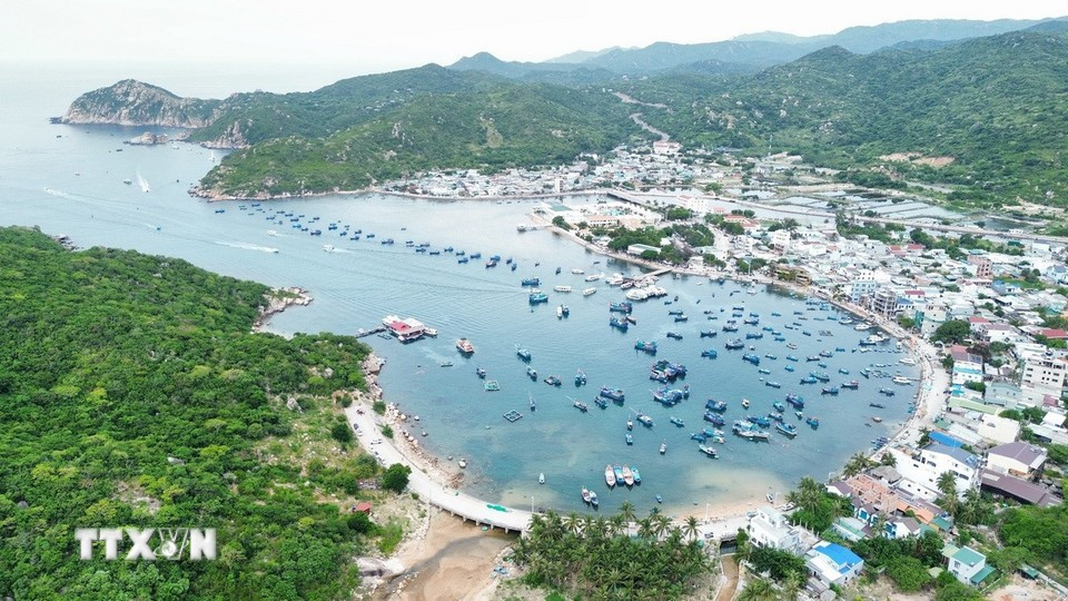 Poética belleza de la bahía de Vinh Hy, comuna de Vinh Hai, provincia de Khanh Hoa. (Foto: VNA)