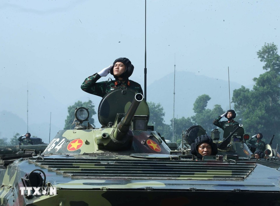 Marcha de las fuerzas blindadas en el ensayo conjunto (Foto: VNA)