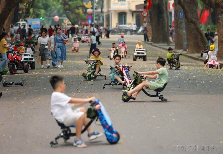 En los años 2023-2024, la tasa de natalidad en Vietnam comenzó a mostrar signos acelerados de declive. En 2024, la tasa de natalidad en las zonas urbanas se redujo a 1,67 hijos por mujer, mientras que en las zonas rurales fue de 2,08 hijos por mujer. El Ministerio de Salud prevé que el indicador seguirá disminuyendo en los próximos años. (Foto: VNA)