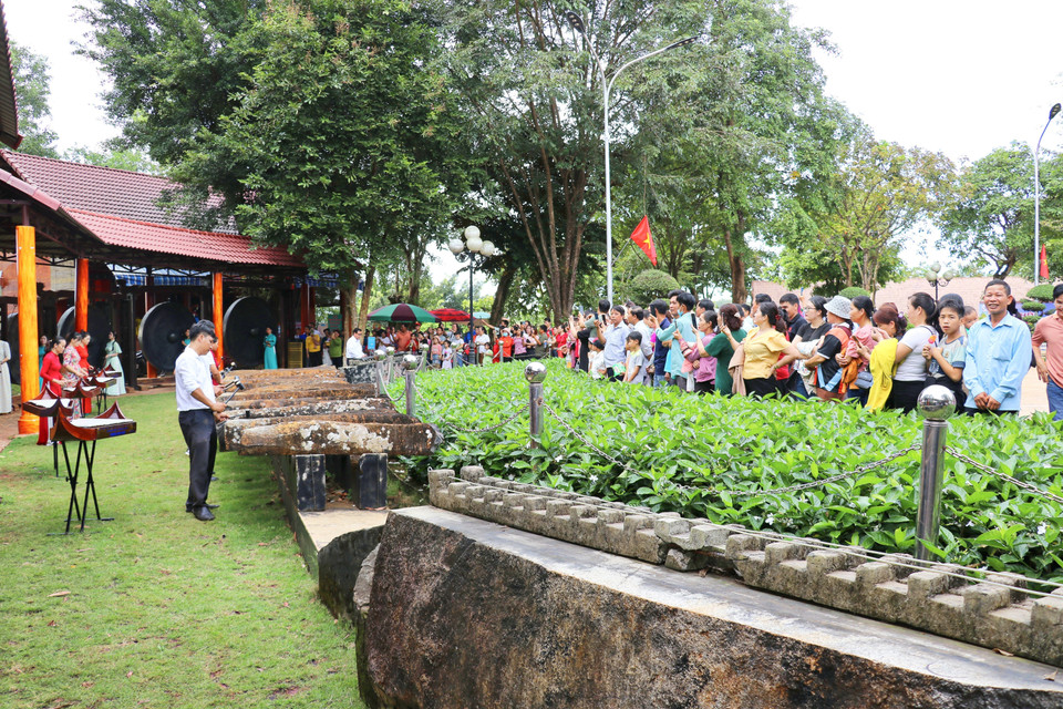 Turistas presencian un espectáculo de litófono en el Área de Preservación de la Cultura Étnica S'tieng, en la aldea de Bom Bo, provincia de Dong Nai. (Foto: VNA)