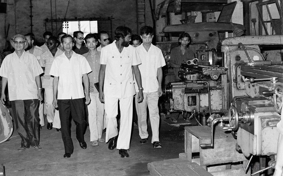 Rogiério Otaca Monteiro, secretario general del FRELIMO y ministro de Estado, visita la fábrica mecánica Mai Dong en Hanoi durante su visita oficial a Vietnam (18 de octubre de 1977). (Foto: VNA)