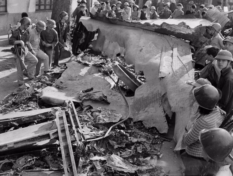 Los restos de un bombardero B-52, derribado en el lugar por misiles del Batallón 72, Regimiento de Misiles 285, División de Defensa Aérea 363, cayeron en la calle Hoang Hoa Tham (Hanoi) en la noche del 27 de diciembre de 1972. (Foto: VNA)