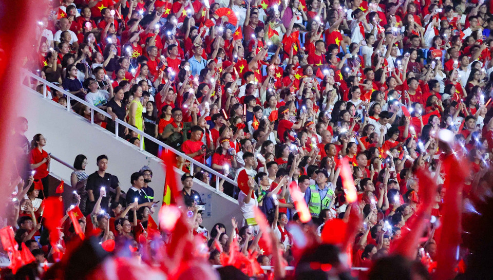 Todo el estadio cantó el himno nacional al unísono. (Foto: VNA)