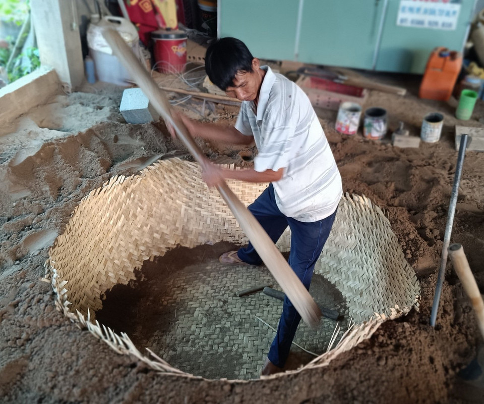 Un artesano de la aldea de Phu My da forma manualmente a un barco con métodos tradicionales. (Foto: Periódico Tien Phong)