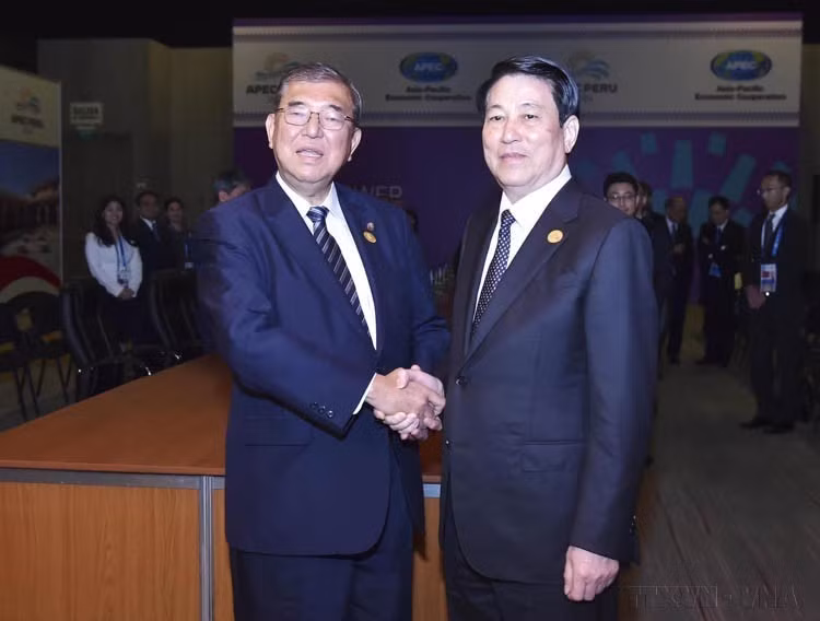 Con motivo de su asistencia a la Semana de Alto Nivel del Foro de Cooperación Económica Asia-Pacífico (APEC) 2024, en la mañana del 16 de noviembre de 2024, en Lima (Perú), el presidente de Vietnam, Luong Cuong, se reunió con el primer ministro japonés, Shigeru Ishiba. (Foto: VNA)
