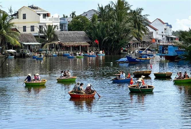 En los primeros nueve meses de 2025, la ciudad central de Da Nang atendió a más de 14,4 millones de visitantes, un aumento de más del 22% con respecto al mismo período del año pasado. De ellos, los turistas internacionales alcanzaron 5,8 millones, un aumento interanual de más del 31%. En la foto: Turistas extranjeros disfrutan de un paseo en coracle en la aldea turística de Cam Thanh, barrio de Hoi An Dong, ciudad de Da Nang. (Foto: VNA)