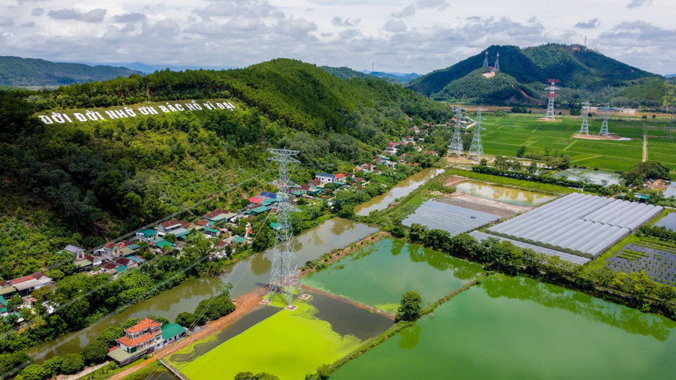 En septiembre de 2024, se completó la línea de transmisión 500kV del circuito 3 desde Quang Trach a Pho Noi, lo que garantiza un suministro de energía estable para el norte de Vietnam e impulsa el crecimiento económico regional. (Foto: VNA)
