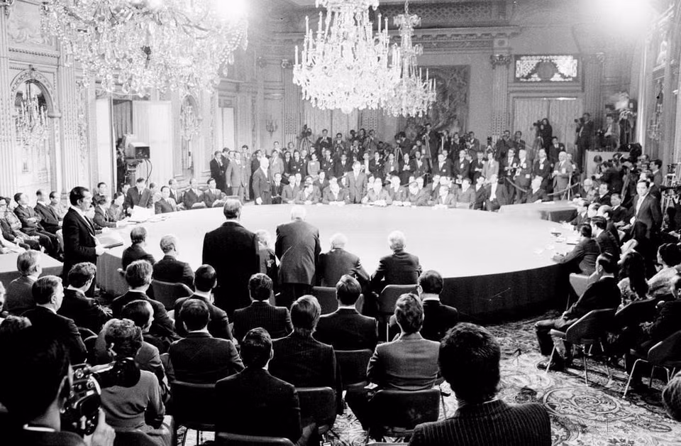 La victoria “Hanoi – Dien Bien Phu en el aire” frustró la estrategia del imperialismo estadounidense, obligándolo a firmar los Acuerdos de París el 27 de enero de 1973, comprometiéndose a retirar todas sus tropas de la región meridional de Vietnam, creando las condiciones para la completa liberación del Sur y la reunificación del país. (Foto: VNA)
