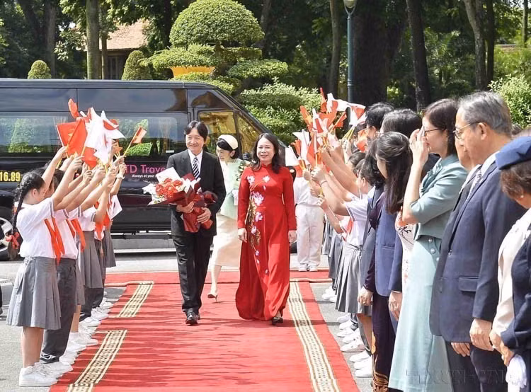 La vicepresidenta vietnamita Vo Thi Anh Xuan presidió la ceremonia de bienvenida del príncipe heredero japonés Akishino y la princesa Kiko en su visita oficial al país sudesteasiático (Hanoi, 21 de septiembre de 2023). (Foto: VNA)