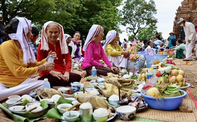 El pueblo Cham presenta ofrendas a los dioses y ancestros, rezando por un clima favorable, cosechas abundantes y paz para sus familias. (Foto: VNA)