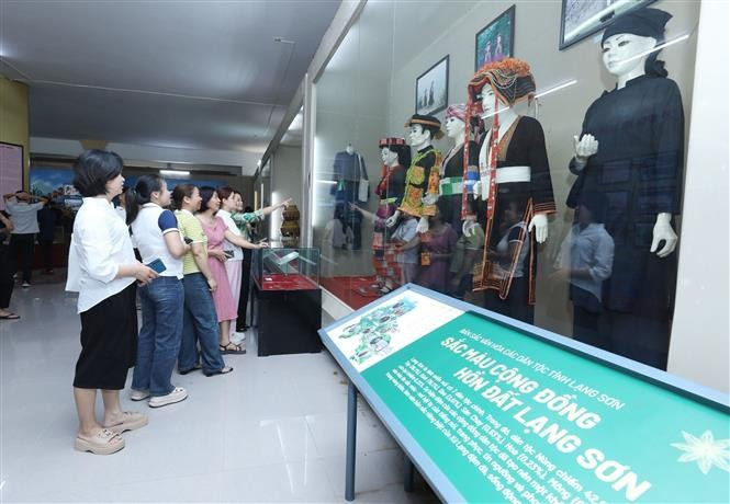 Turistas visitan y aprenden sobre la tierra y la gente local en el Museo Provincial de Lang Son. (Foto: VNA)