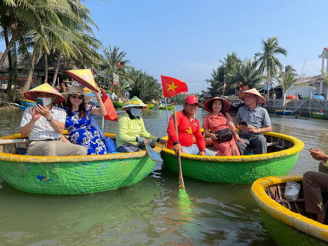 Turistas disfrutan de un paseo en barcas de cesta impulsadas por lugareños a través del bosque de cocoteros de Bay Mau, Hoi An (ciudad de Da Nang). (Foto: VNA)