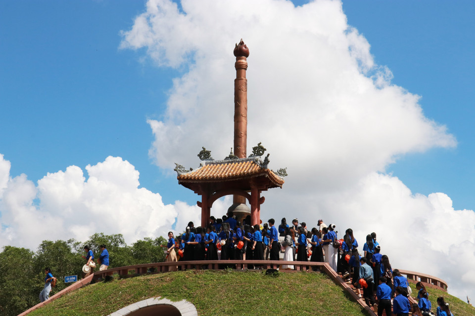 Muchos pobladores y turistas acuden a ofrecer incienso en la Ciudadela antigua de Quang Tri. (Foto: VNA)