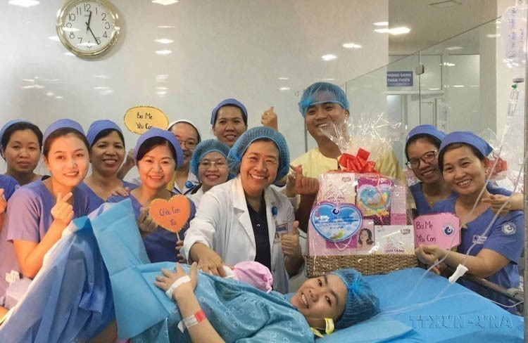 Los médicos felicitan a una madre que dio a luz al primer bebé en el Hospital Tu Du en 2020. (Foto: VNA)