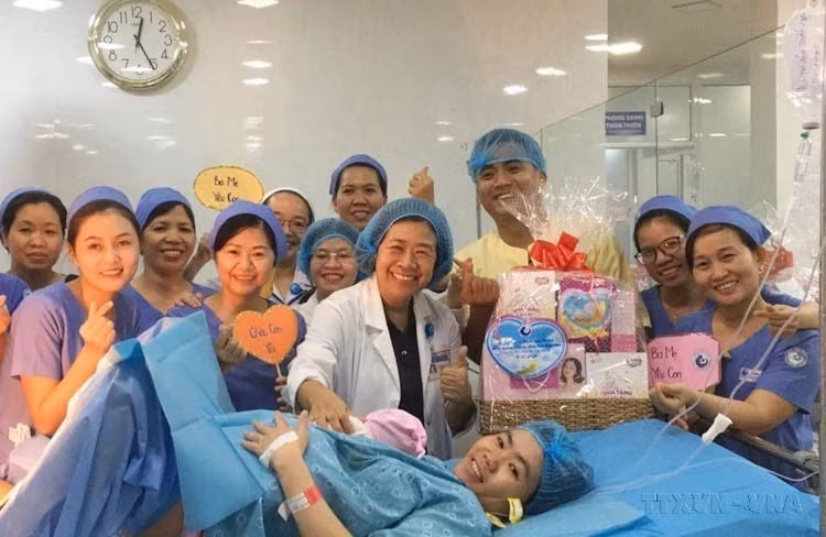 Los médicos felicitan a una madre que dio a luz al primer bebé en el Hospital Tu Du en 2020. (Foto: VNA)